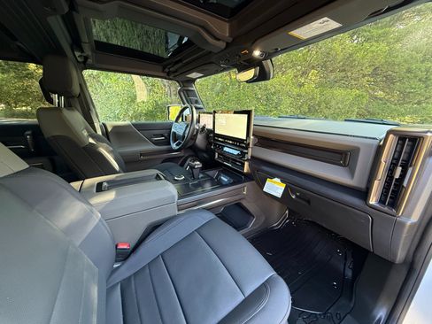 Used 2025 GMC Hummer EV 2X w/ Extreme Off-Road Package image 19