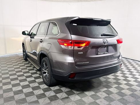 Used 2019 Toyota Highlander LE FWD image 5
