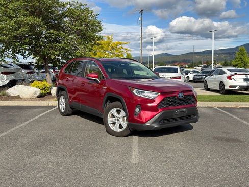 Used 2020 Toyota RAV4 XLE w/ Convenience Package AWD/4WD image 2