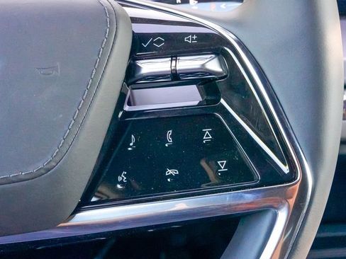 Used 2026 Cadillac Vistiq Platinum image 39