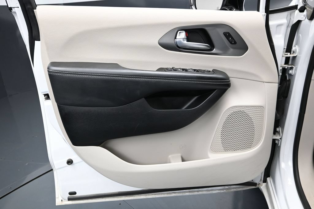 Used 2024 Chrysler Pacifica Touring-L FWD image 13
