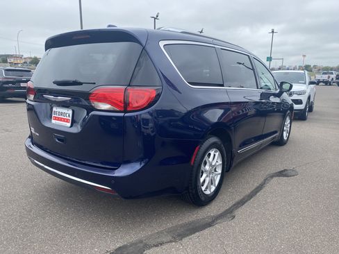 Used 2020 Chrysler Pacifica Touring-L FWD image 3