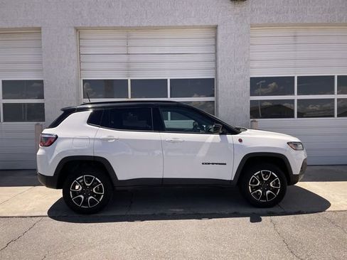 Used 2025 Jeep Compass Trailhawk AWD/4WD image 1