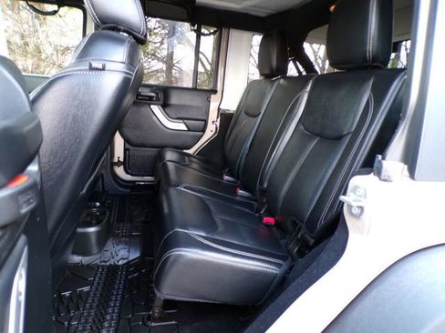 Used 2016 Jeep Wrangler Unlimited Rubicon image 10