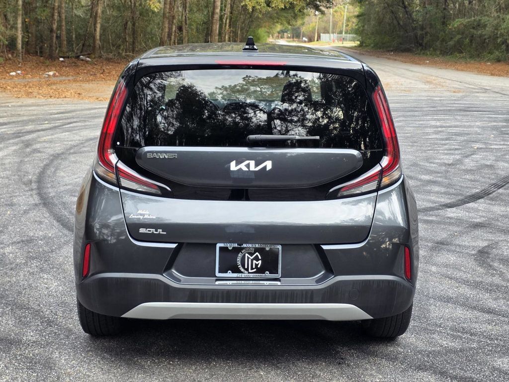 Used 2023 Kia Soul LX w/ LX Technology Package FWD image 3