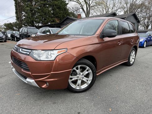 Used 2014 Mitsubishi Outlander SE image 1