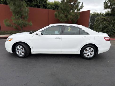 Used 2009 Toyota Camry LE FWD image 3