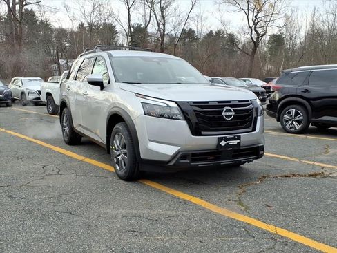 New 2025 Nissan Pathfinder SV w/ Black Appearance Package image 2
