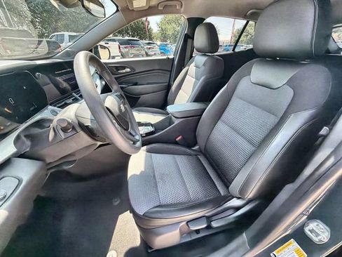 Used 2025 Chevrolet Trax LT FWD image 18