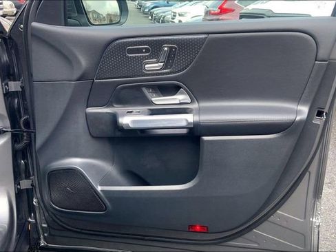 Used 2025 Mercedes-Benz GLB 250 4MATIC image 19