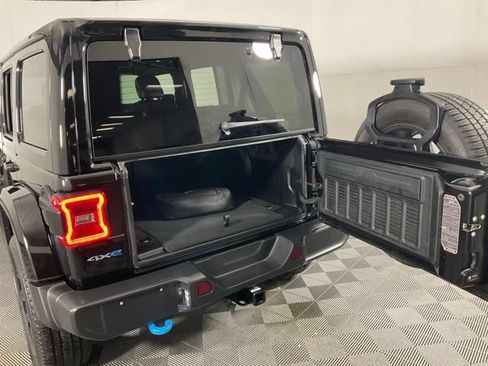 Used 2022 Jeep Wrangler Unlimited Sahara w/ Cold Weather Group AWD/4WD image 28