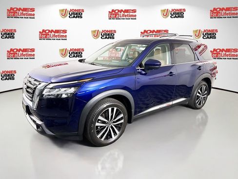 Certified 2024 Nissan Pathfinder Platinum w/ Cargo Package AWD/4WD image 16