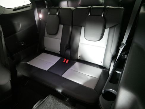 Used 2022 Ford Explorer XLT w/ Equipment Group 202A image 33