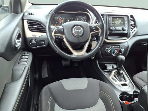 Used 2016 Jeep Cherokee Sport FWD image 5