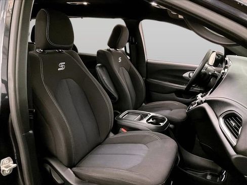 Used 2021 Chrysler Pacifica Touring FWD image 7