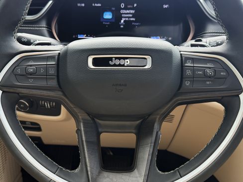 Used 2025 Jeep Grand Cherokee L Limited w/ Luxury Tech Group II AWD/4WD image 38