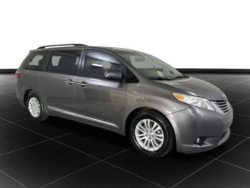 Used 2017 Toyota Sienna XLE image 7