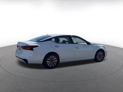Used 2025 Nissan Altima 2.5 SV FWD image 14