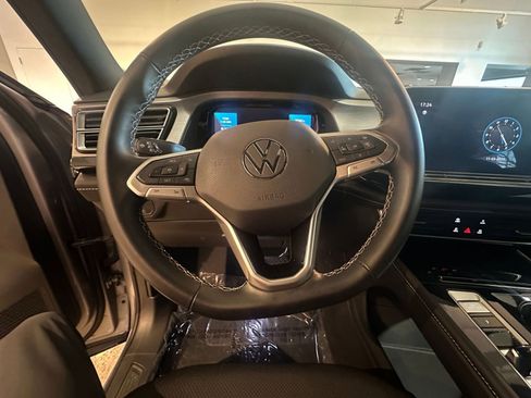 Used 2025 Volkswagen Atlas Cross Sport SE image 28