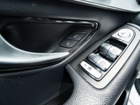 Used 2019 Mercedes-Benz GLC 300 4MATIC w/ Premium Package image 38