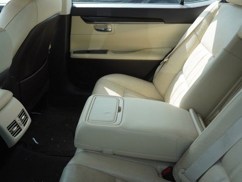 Used 2016 Lexus ES 350 w/ Luxury Package w/Wood Trim image 12