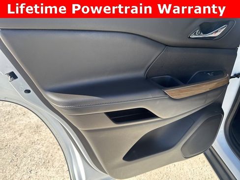 Used 2023 GMC Acadia SLE w/ Driver Convenience Package image 24