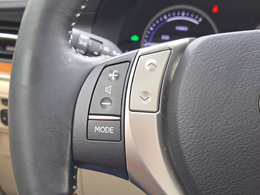 Used 2013 Lexus ES 300h w/ Luxury Pkg FWD image 19