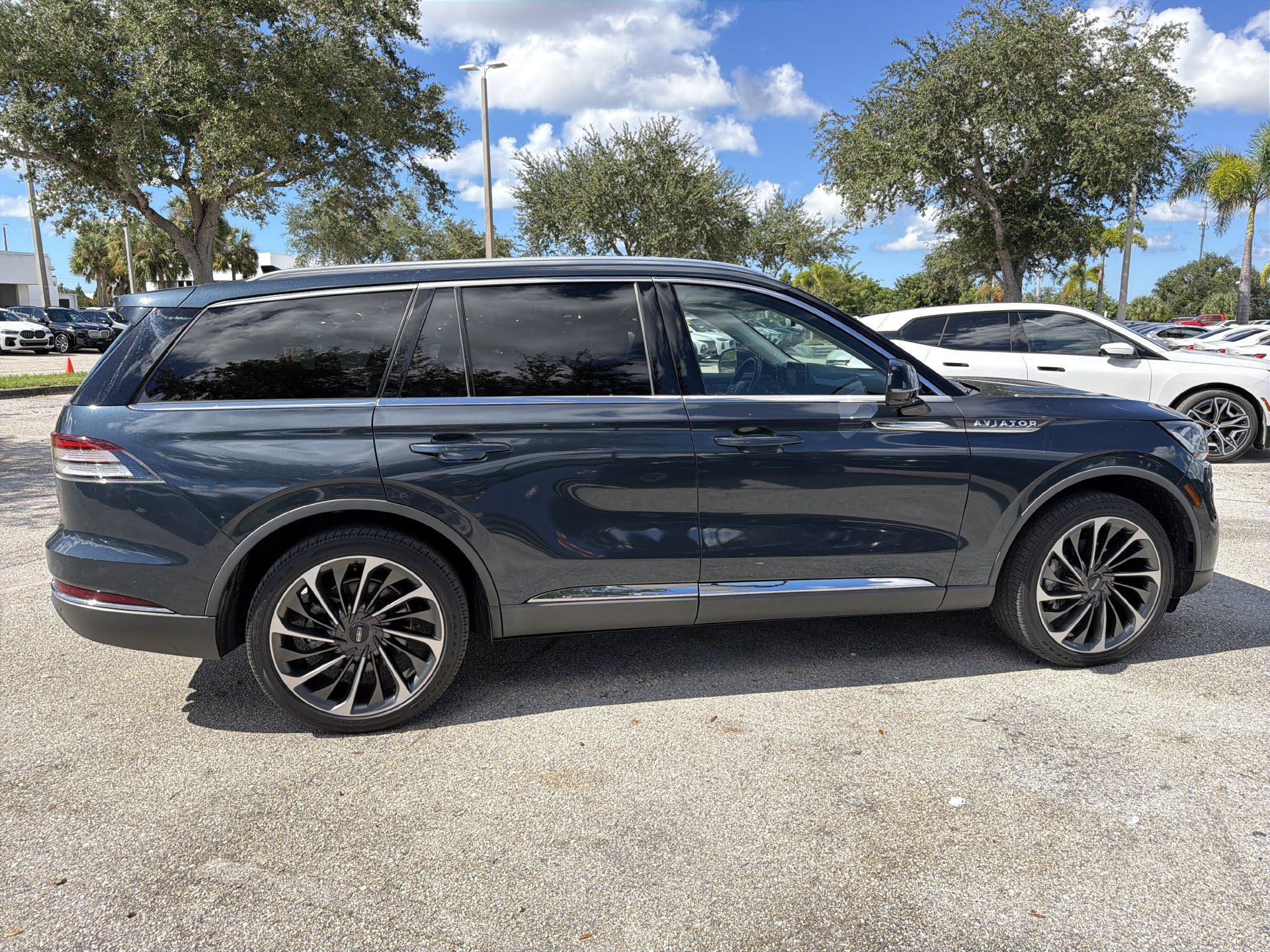 Used 2021 Lincoln Aviator Reserve w/ Equipment Group 201A AWD/4WD image 3
