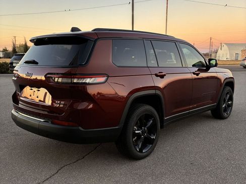 Used 2025 Jeep Grand Cherokee L Limited w/ Luxury Tech Group II image 12