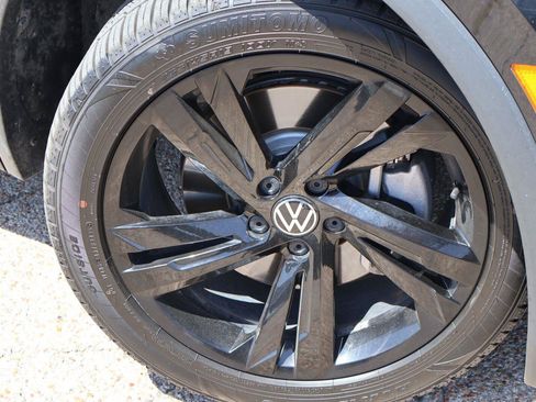 Used 2023 Volkswagen Tiguan SE R-Line FWD image 9