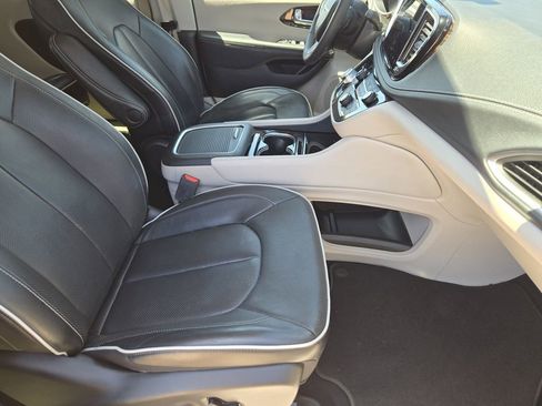 Used 2023 Chrysler Pacifica Limited FWD image 9