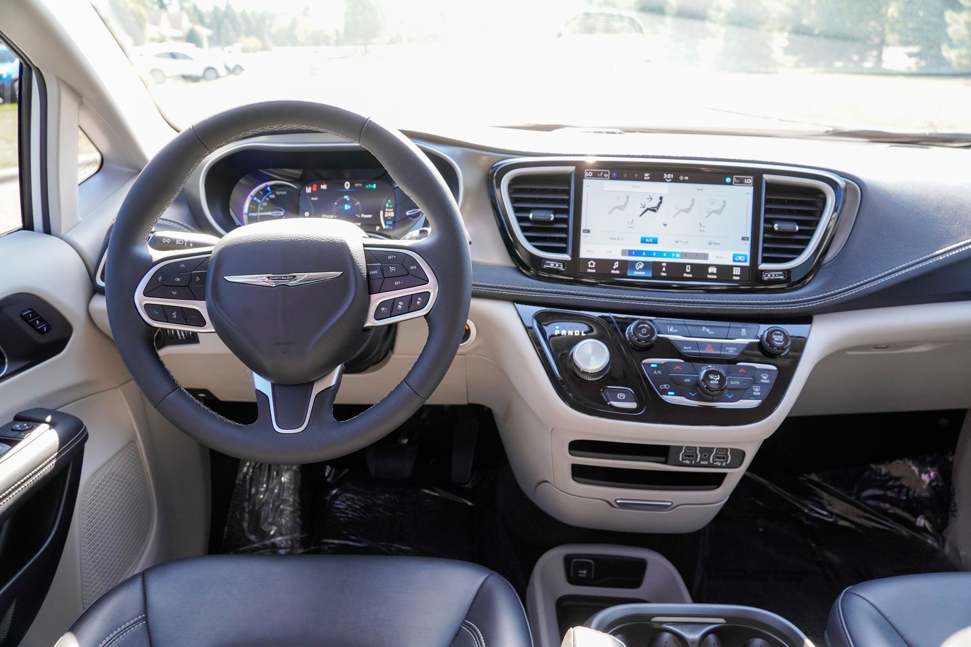 Used 2024 Chrysler Pacifica Limited FWD image 15