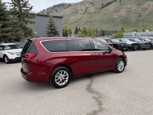 Used 2023 Chrysler Pacifica Touring-L AWD/4WD image 10