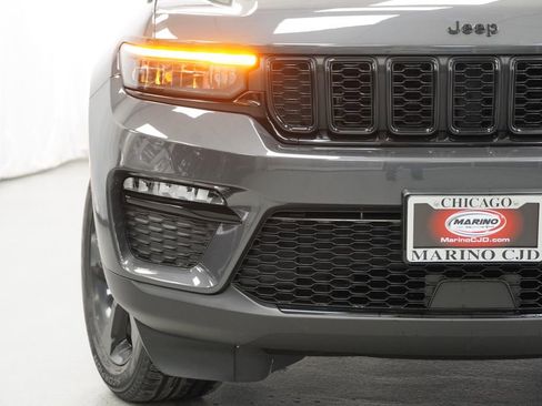 Certified 2023 Jeep Grand Cherokee Limited w/ Black Appearance Package image 6