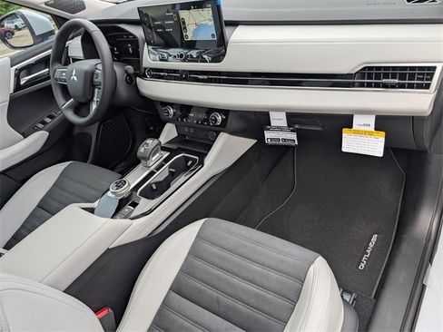 New 2025 Mitsubishi Outlander SE image 30
