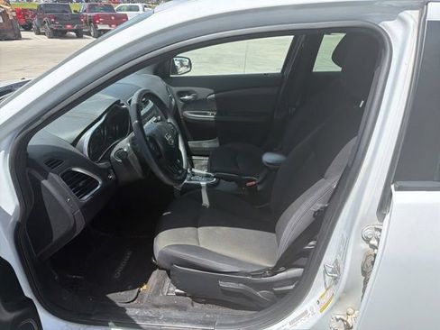 Used 2013 Dodge Avenger SE FWD image 2
