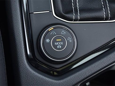 New 2025 Volkswagen Taos SE image 17