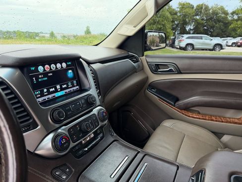 Used 2018 Chevrolet Suburban Premier AWD/4WD image 12
