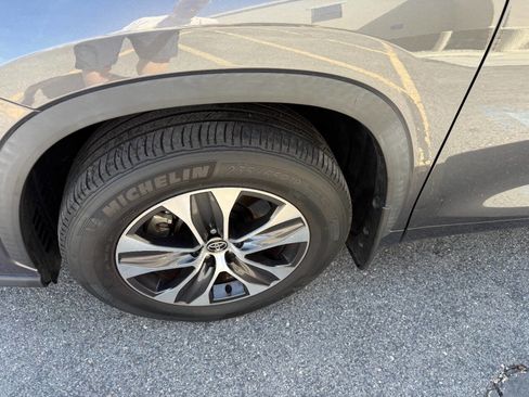 Used 2021 Toyota Highlander XLE AWD/4WD image 17