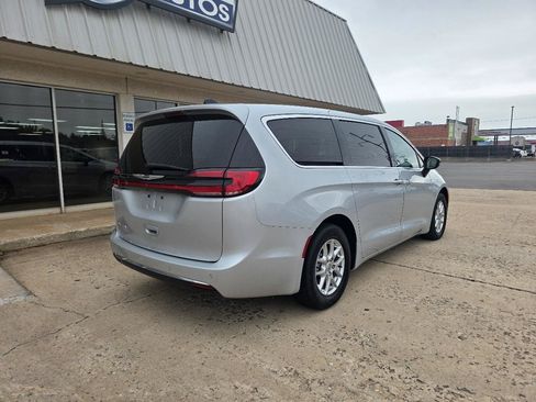 Used 2024 Chrysler Pacifica Touring-L FWD image 8