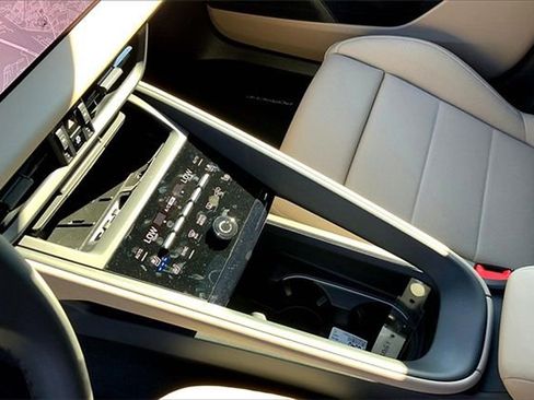 Certified 2025 Porsche Macan 4S Electric AWD/4WD image 36