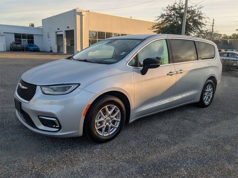 Used 2024 Chrysler Pacifica Touring-L image 7