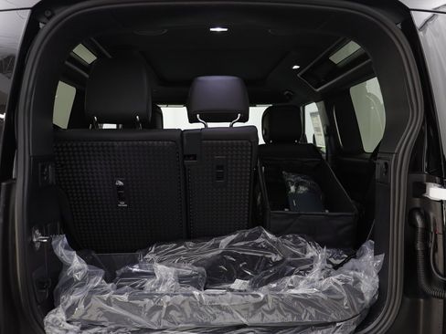 New 2025 Land Rover Defender 90 X-Dynamic SE image 18