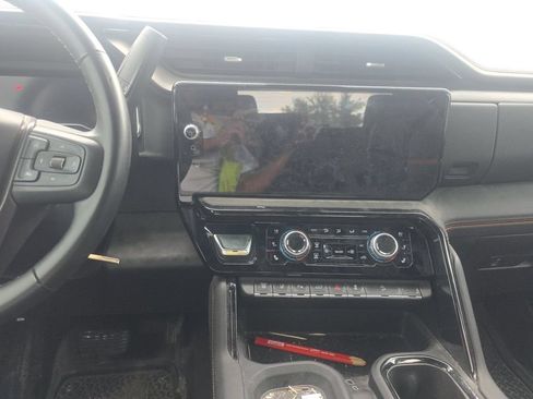 Used 2025 GMC Sierra 2500 AT4 AWD/4WD image 3