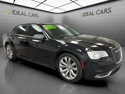 Used 2018 Chrysler 300 Touring w/ Chrome Appearance Package RWD image 3