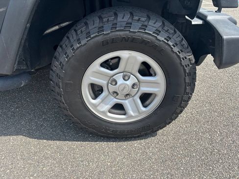 Used 2017 Jeep Wrangler Sport w/ Connectivity Group AWD/4WD image 9