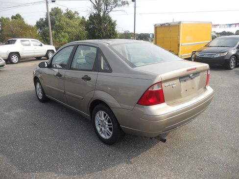 Used 2005 Ford Focus SE image 8