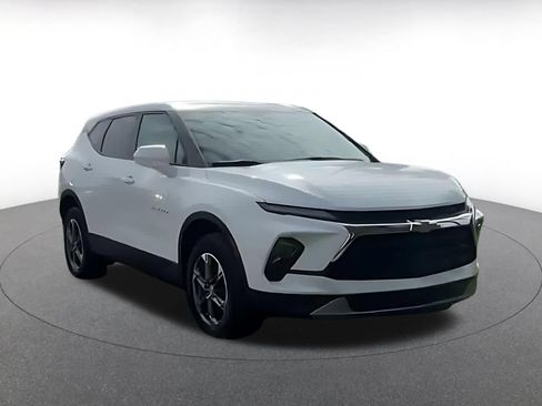 Used 2025 Chevrolet Blazer LT FWD image 2