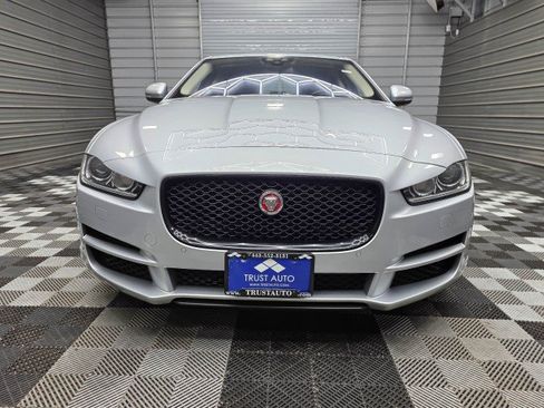 Used 2017 Jaguar XE Prestige RWD image 4