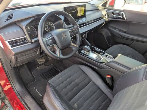 Used 2025 Mitsubishi Outlander SE image 27